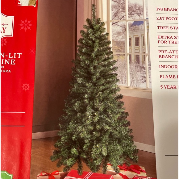 6ft Wesley Pine Christmas tree - Picture 1 of 8